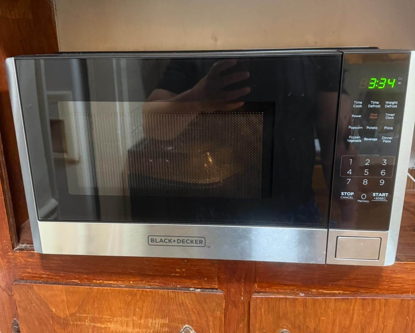 BLACK+DECKER Over the Range Microwave Oven, 1.7 Cu.Ft, 1000W, Black customer photo 2