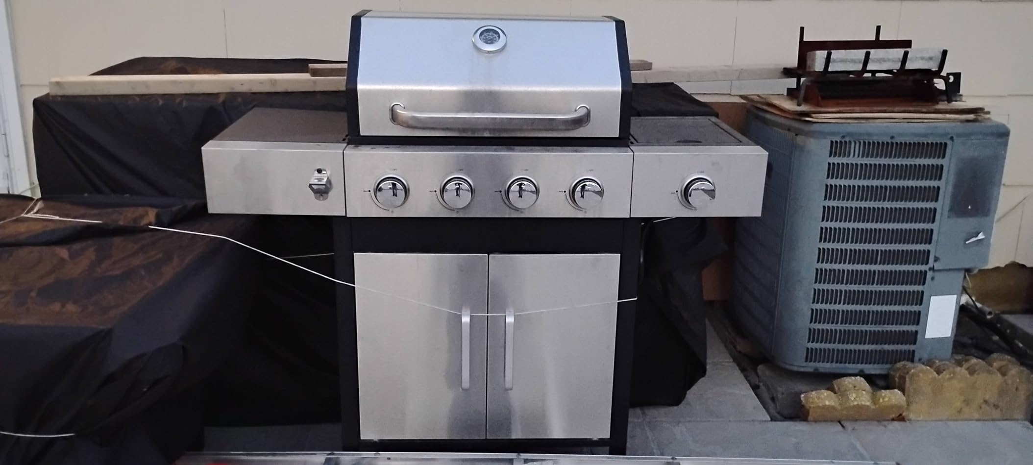 49000 BTU Propane Gas Grill, 4 Burner + Side Burner, Cast Iron Grids customer photo 2