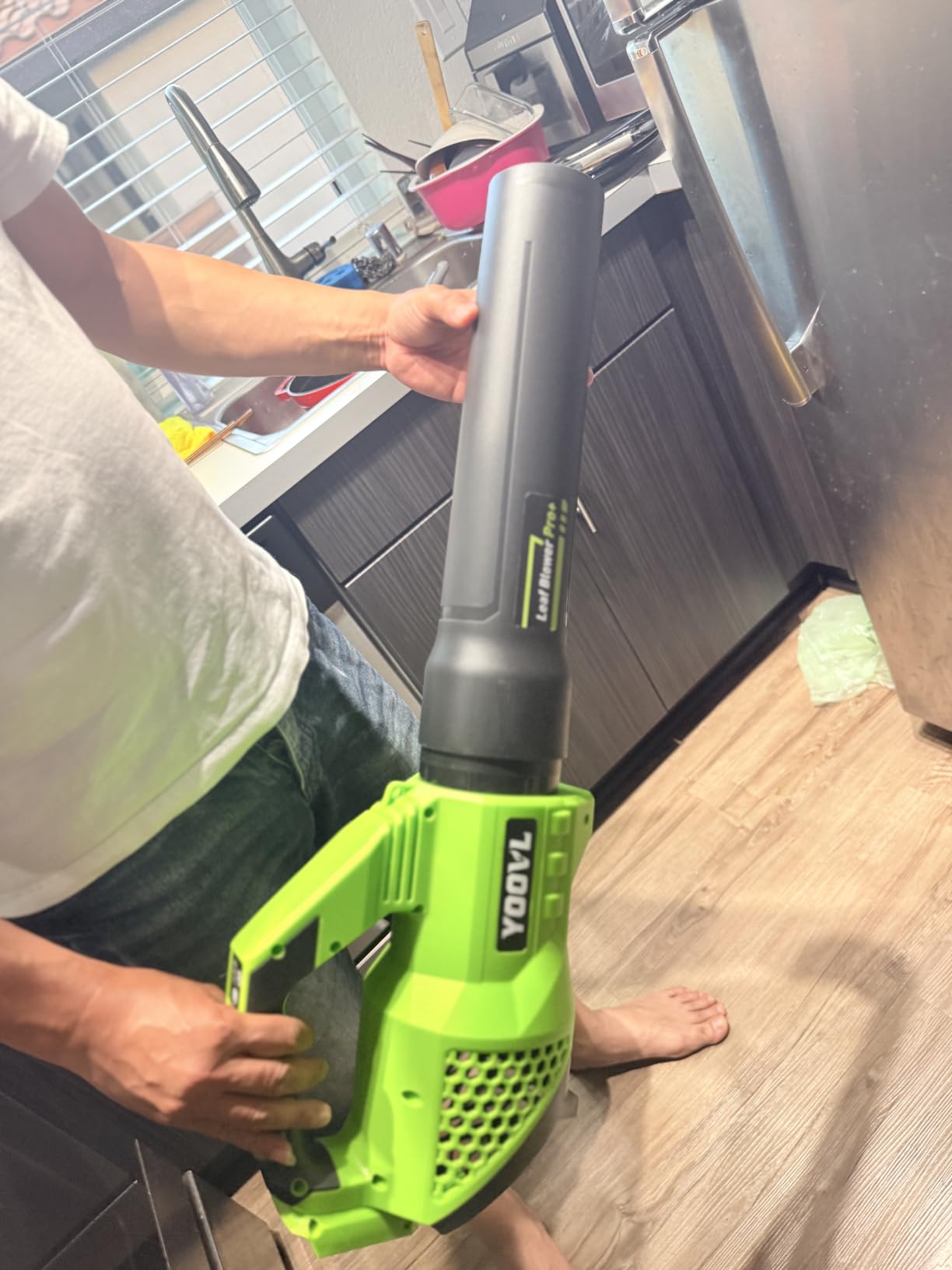 Leaf Blower Cordless, 650CFM Electric Leaf Blowers with 2 x 5.2Ah Batteries and Charger, 3 Speed Modes, 1 x Adjustable Shoulder Strap, Powerful Snow Blowers for Lawn Care, Patio, Dust, Blowing Leaves customer photo 1