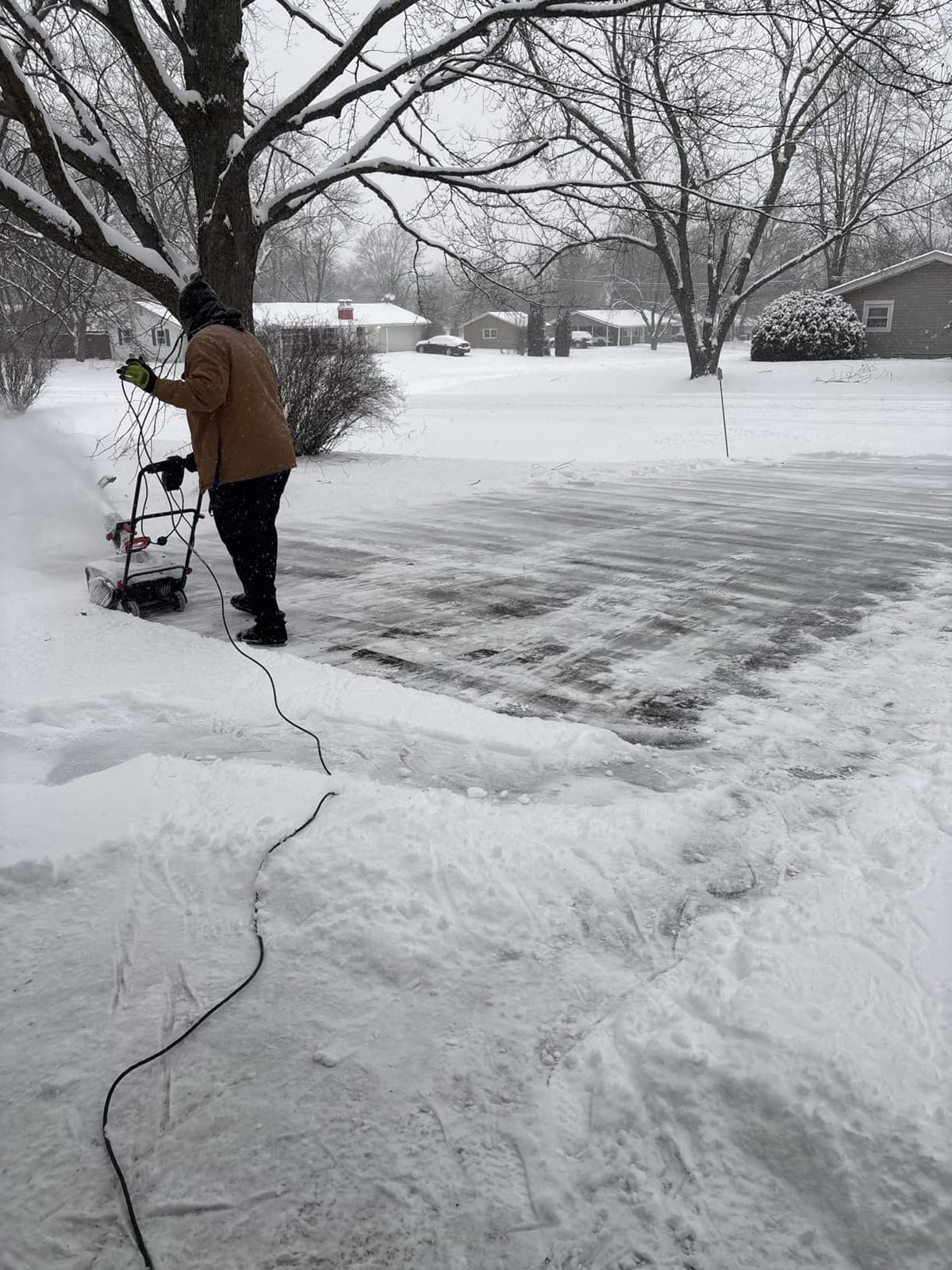AMERISUN 21-Inch Electric Snow Thrower, 15-Amp Corded Snow Blower with LED Light, 180° Adjustable Chute & 30-Ft Snow Discharge for Residential Driveways, Walkways & Patios customer photo 2