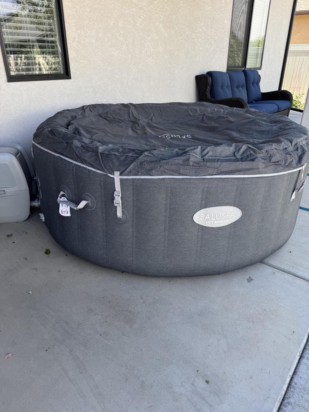 SaluSpa Hot Springs 4-6 Person Round Inflatable Hot Tub, Energy-Efficient customer photo 2