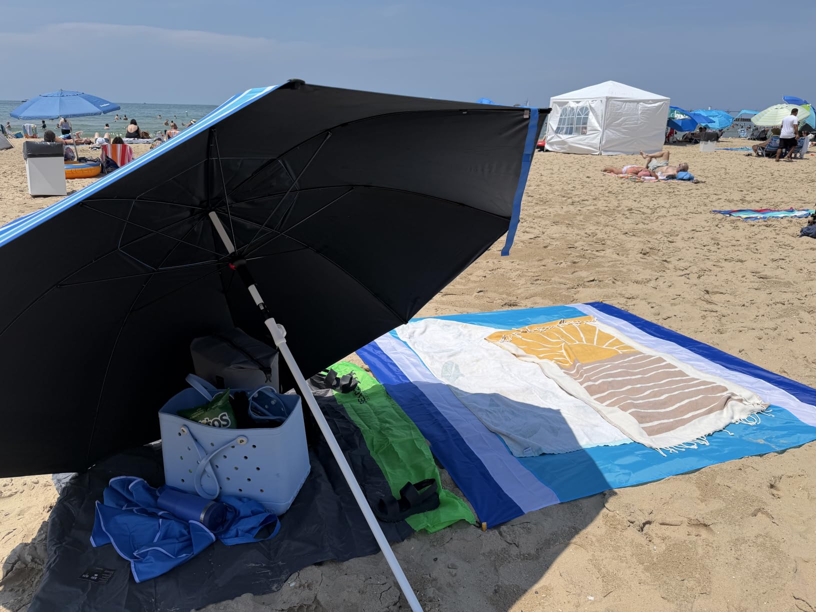Fisqueen 8FT Large Beach Umbrella with Wind Resistance Sand Anchor Sand Bag, Portable Outdoor Umbrella with UPF50+ UV Protection, Tilt Sun Shelter for Beach, Patio, Yard customer photo 1