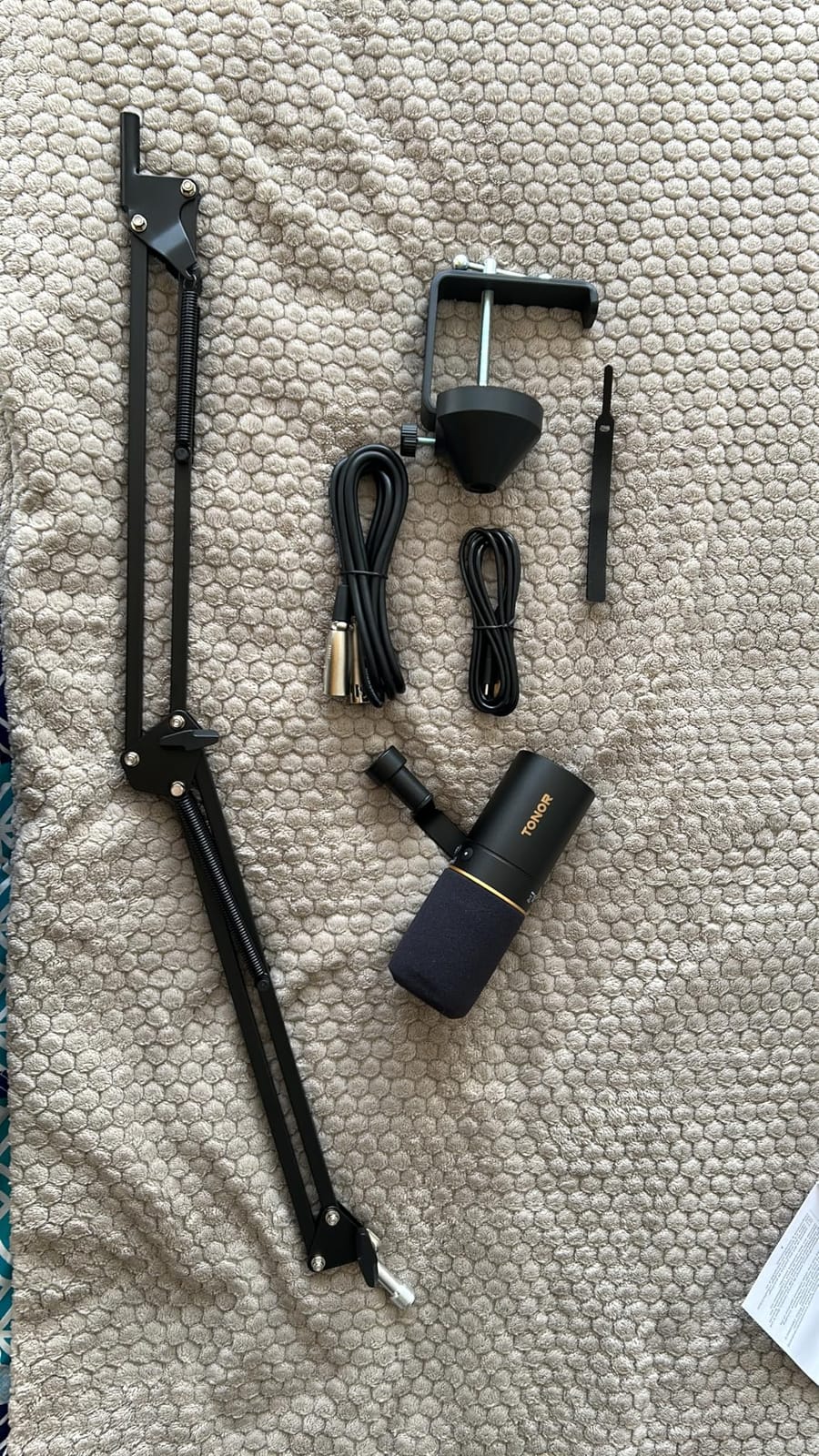 TONOR Dynamic Podcast Microphone for Content Creators, Cardioid XLR/USB Mic customer photo 2