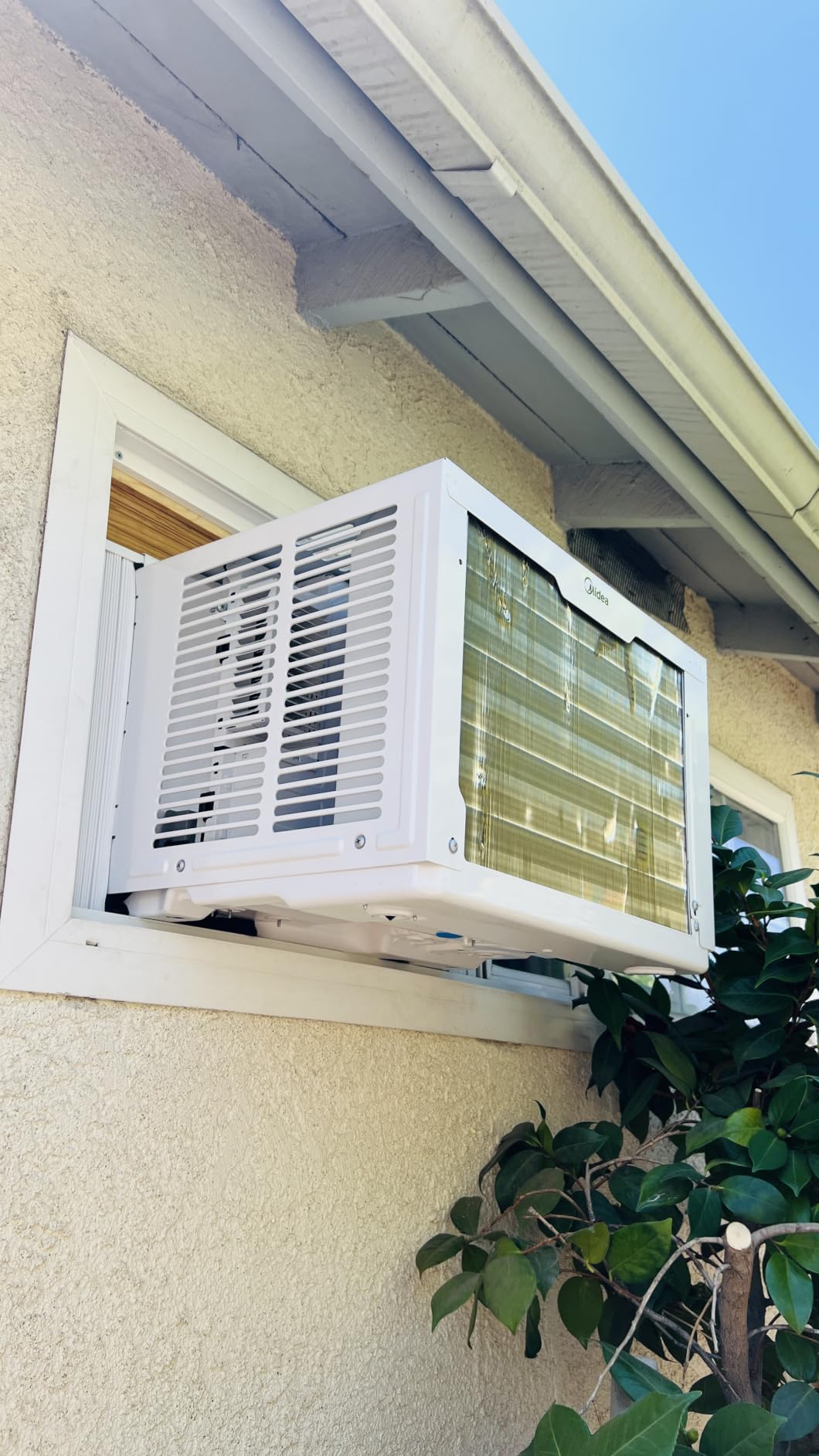 Midea 12,000 BTU Window Air Conditioner with Heat, 550 Sq Ft customer photo 1