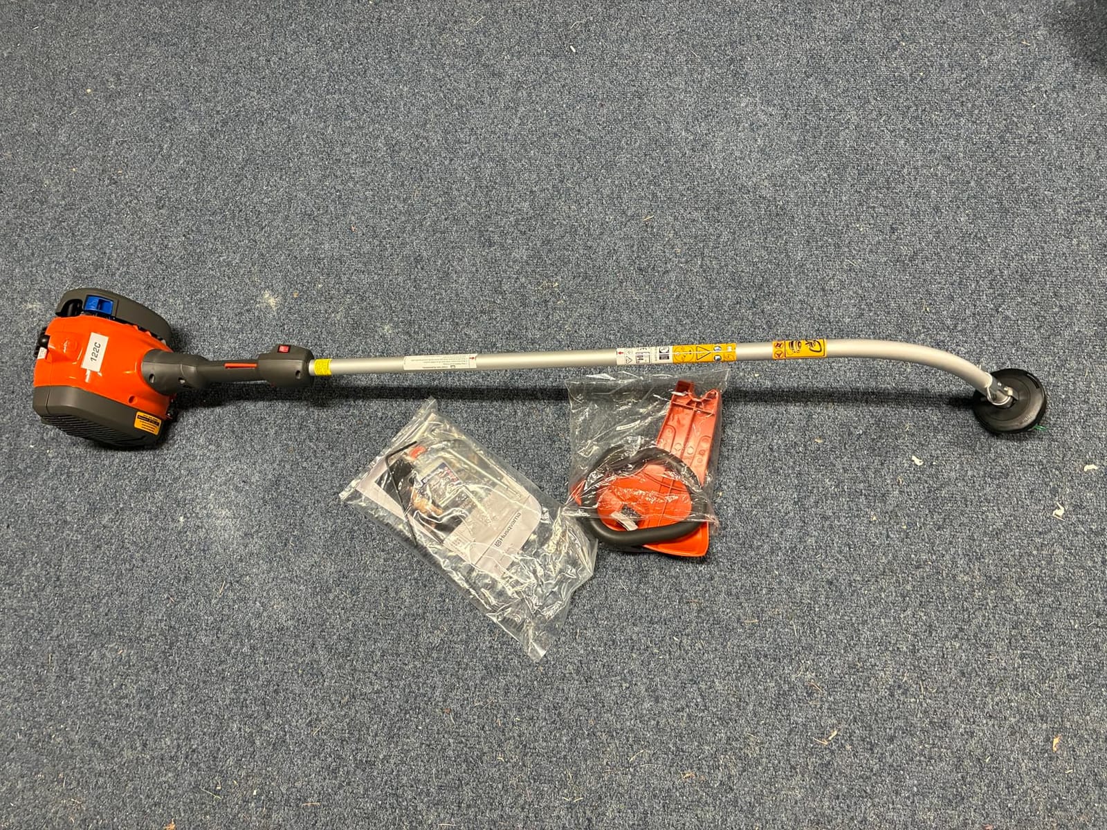 Husqvarna 122C, 22-cc 2-Cycle, 17-inch Curved Shaft Gas String Trimmer with Tap N' Go Trimmer Head, 966712703 customer photo 2
