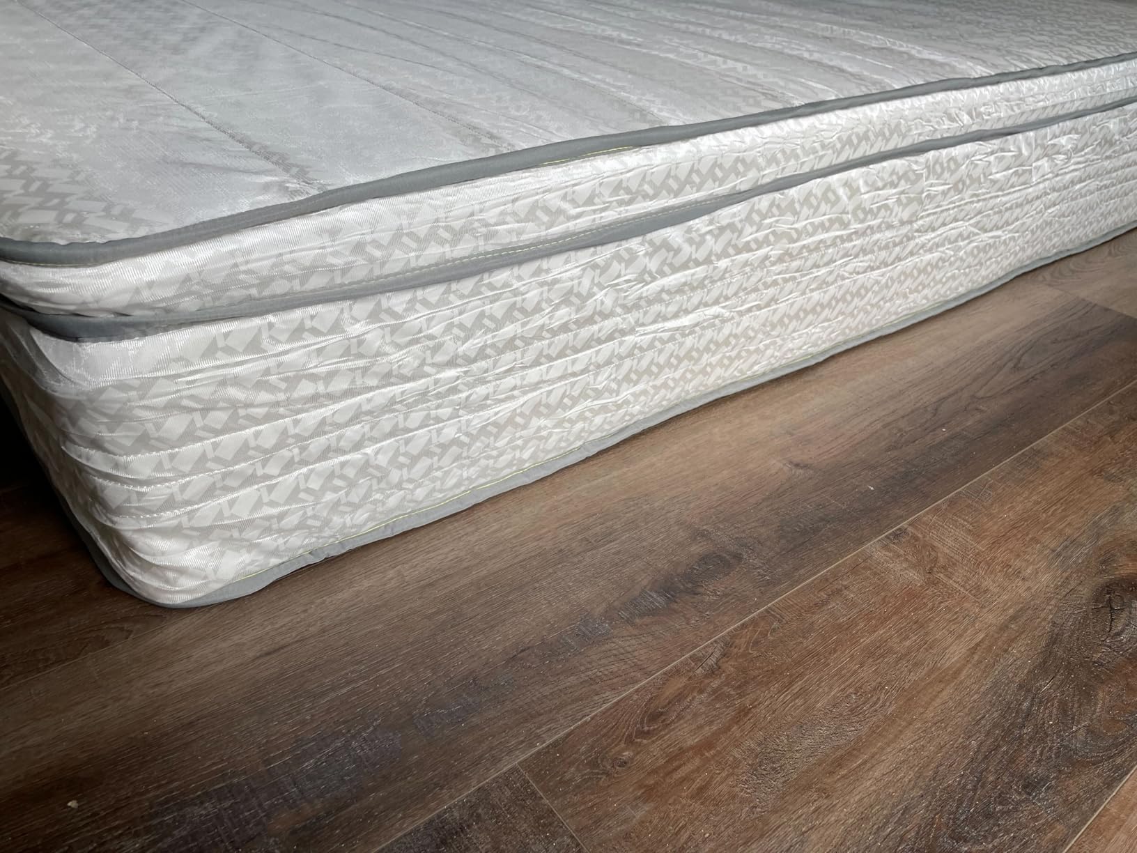 Novilla 12 Inch Queen Size Mattress, Hypoallergenic & Back Pain Relief, Hybrid Queen Mattresses in a Box with Smarts Coils, Fiberglass Free CertiPUR-US Certified Colchones No Box Spring Needed customer photo 1