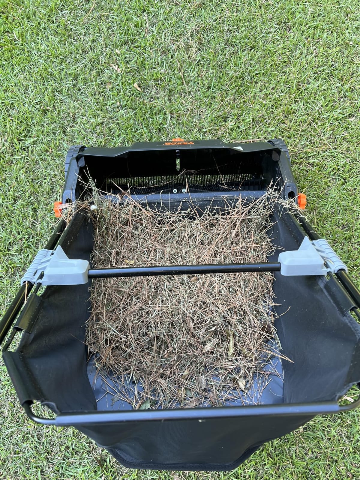 VEVOR Push Lawn Sweeper 30 in Leaf & Grass Collector 12 cu. ft. Hopper Bag customer photo 2