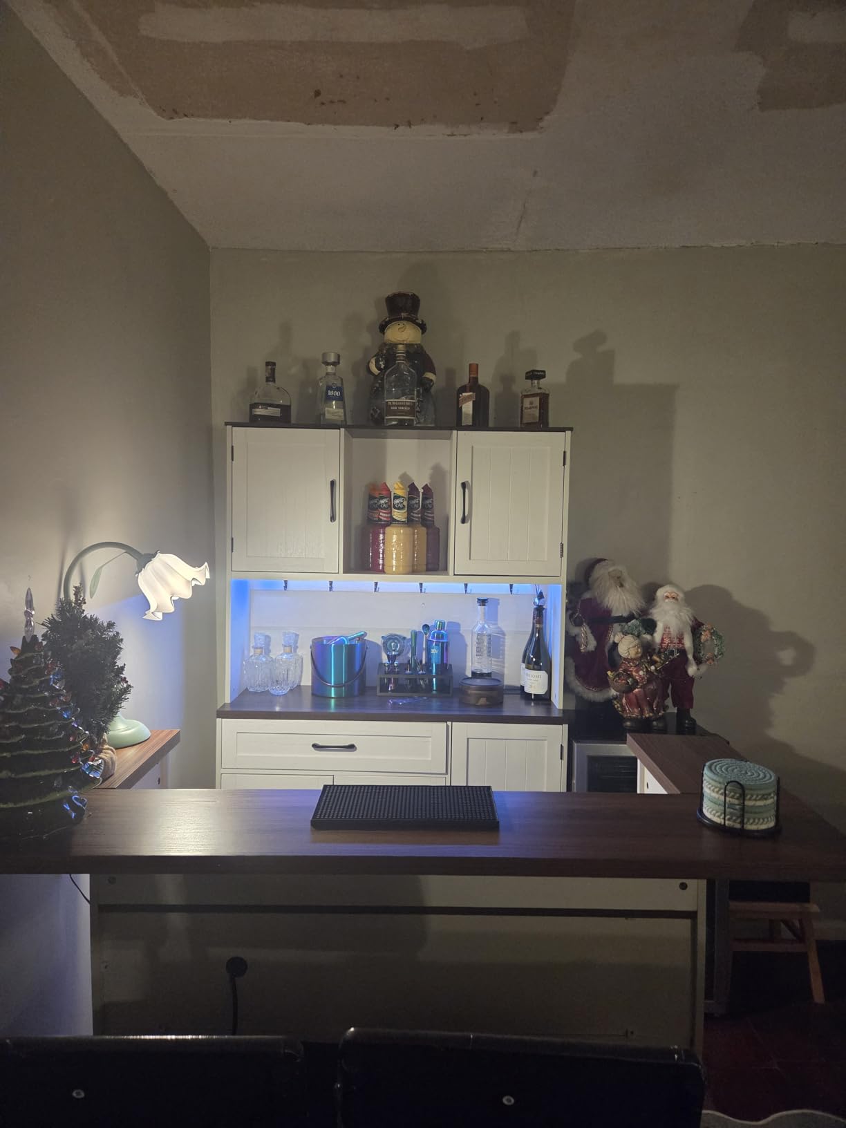 Kitchen Island with Stools, 67
