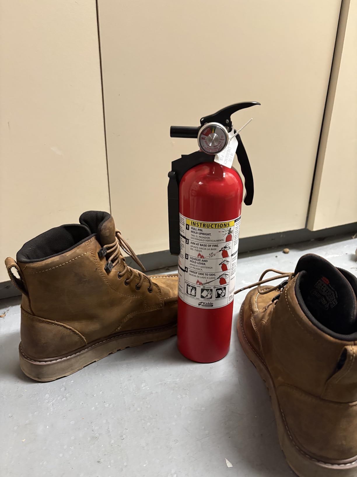 Kidde Basic 110 Fire Extinguisher for Home, 1-A:10-B:C, FA110G, 1 Pack customer photo 2