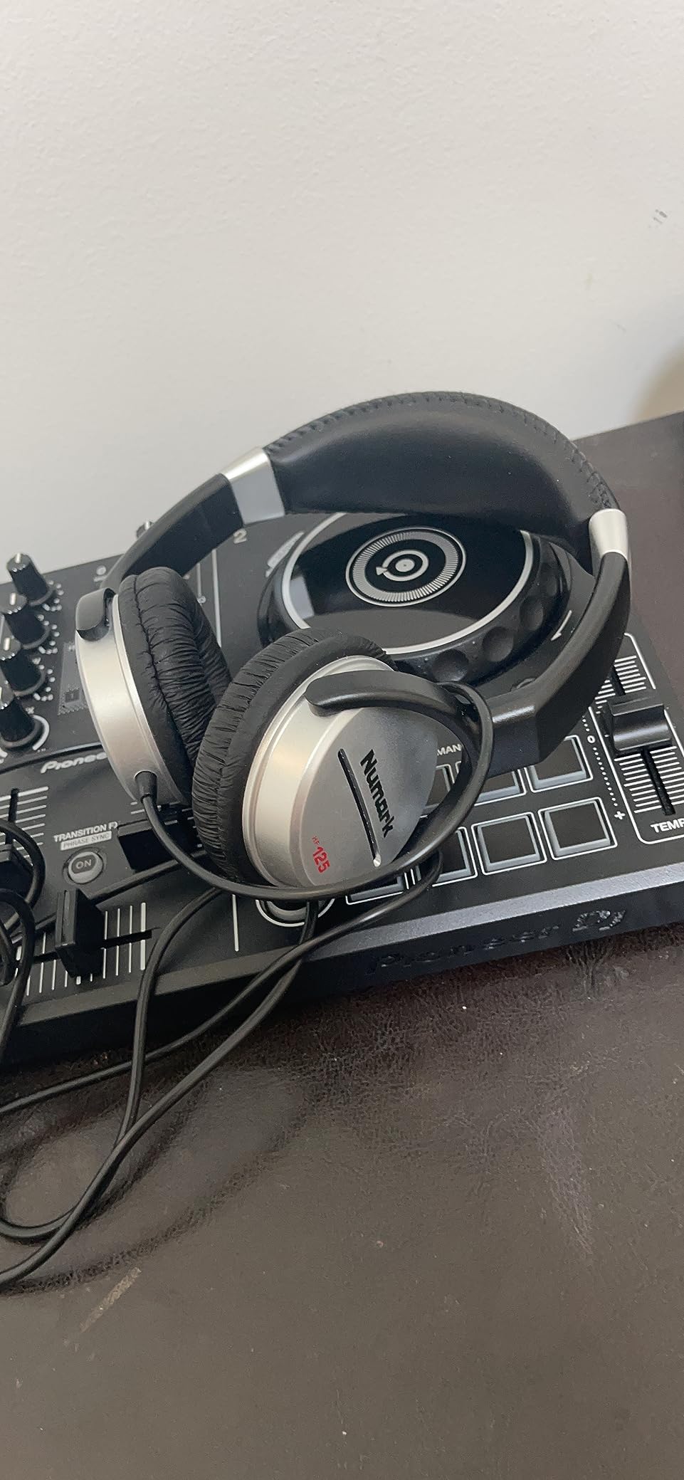 Numark HF125 Closed-Back DJ Headphones customer photo 2