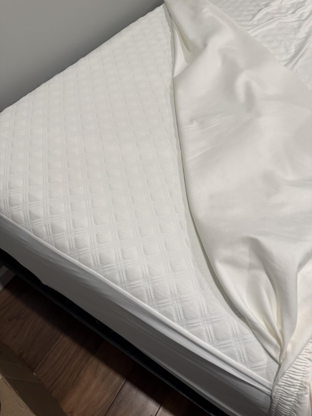 SafeRest Waterproof Queen Size Mattress Protector customer photo 2