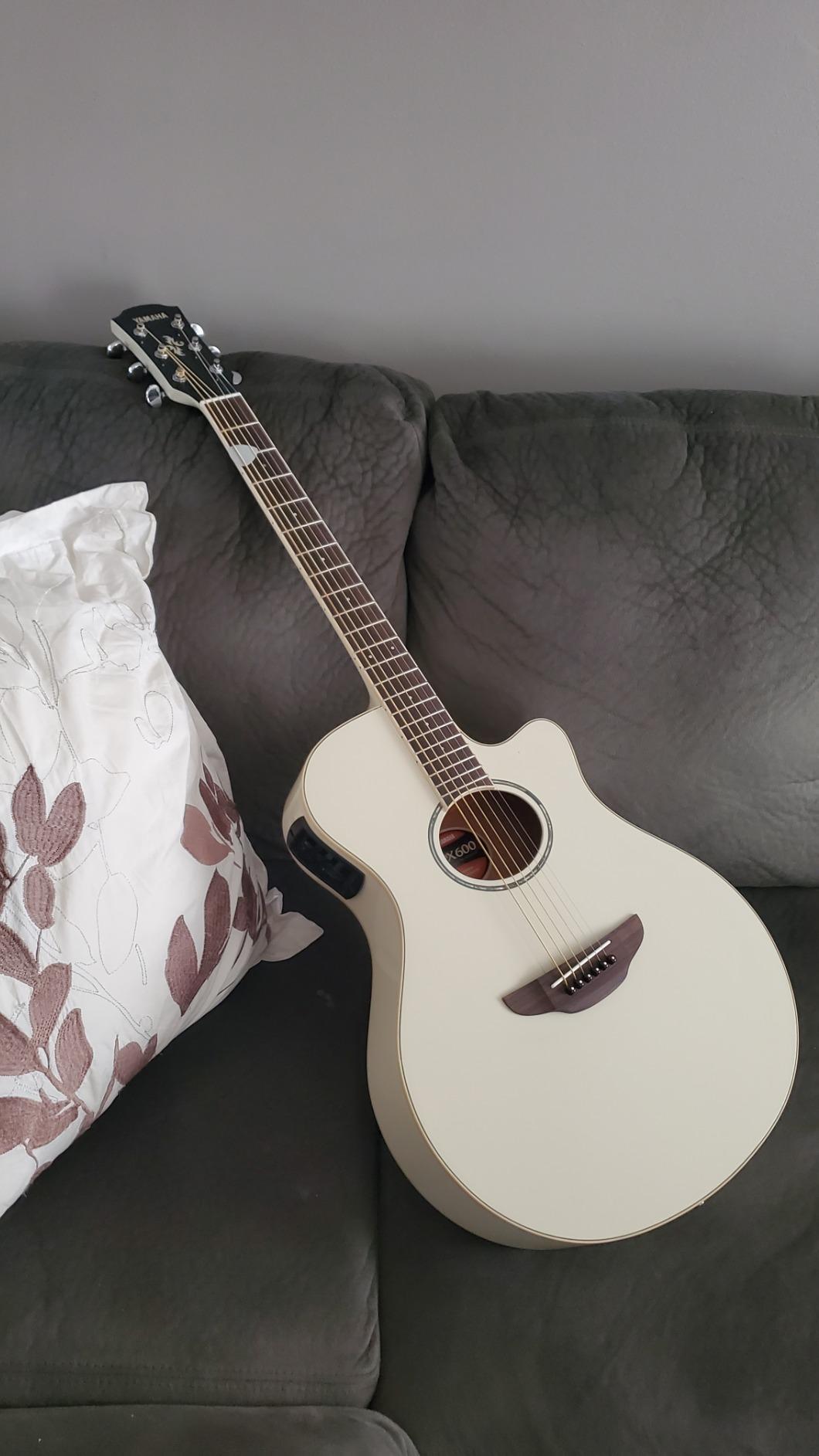 Yamaha APX600 VW Thin Body Acoustic-Electric Guitar, Vintage White customer photo 1