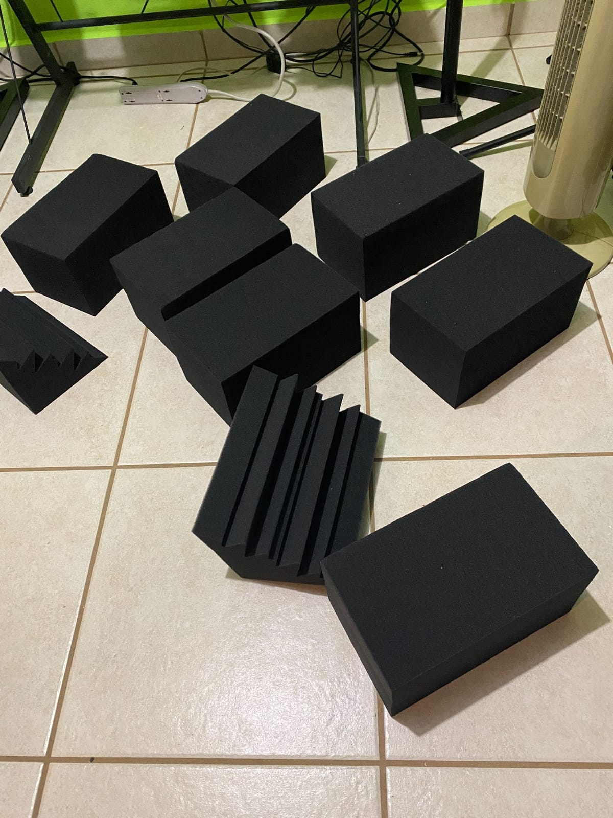 JBER 4Pack Acoustic Foam Corner Bass Traps, Studio Foam Corner Block Finish customer photo 1