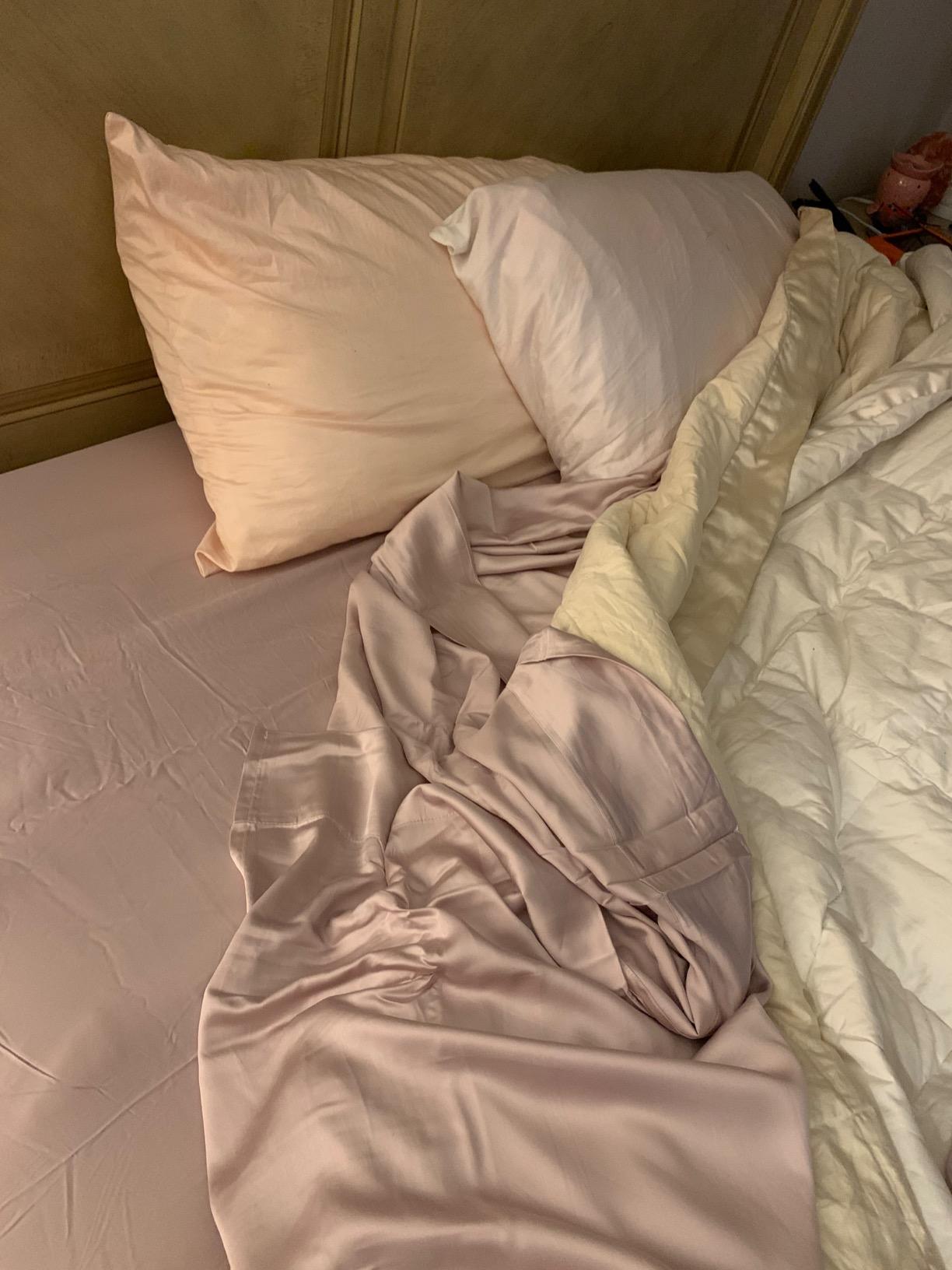Hotel Sheets Direct 4 Piece Bed Sheet Set Queen Size, 100% Viscose Derived from Bamboo Sheets Set with 2 Pillowcases, Cooling & Breathable Luxury Bedding, Moisture-Wicking & Silky Soft Texture, Black customer photo 2