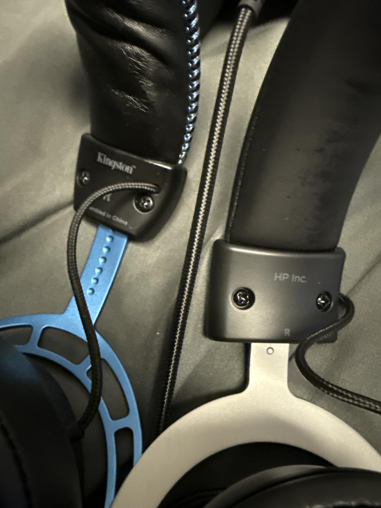 HyperX CloudX, Official Xbox Licensed Gaming Headset, Compatible with Xbox One and Series X|S, Memory Foam Ear Cushions, Detachable Noise-Cancelling Mic, in-line Audio Controls,Black/ Silver customer photo 2