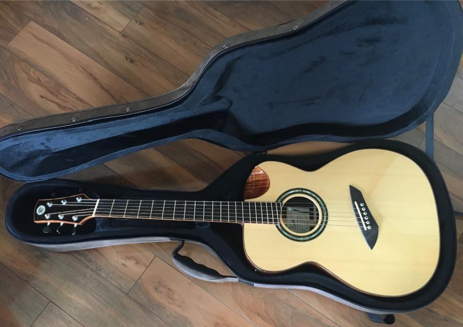 CAHAYA Acoustic Guitar Case Waterproof Hardshell 0.8in Thick Padding Waterproof PU Design Easy Cleaning with 3 Pockets and Storage Box Inside Guitar Hard Case for 40 inch Acoustic Guitar customer photo 1