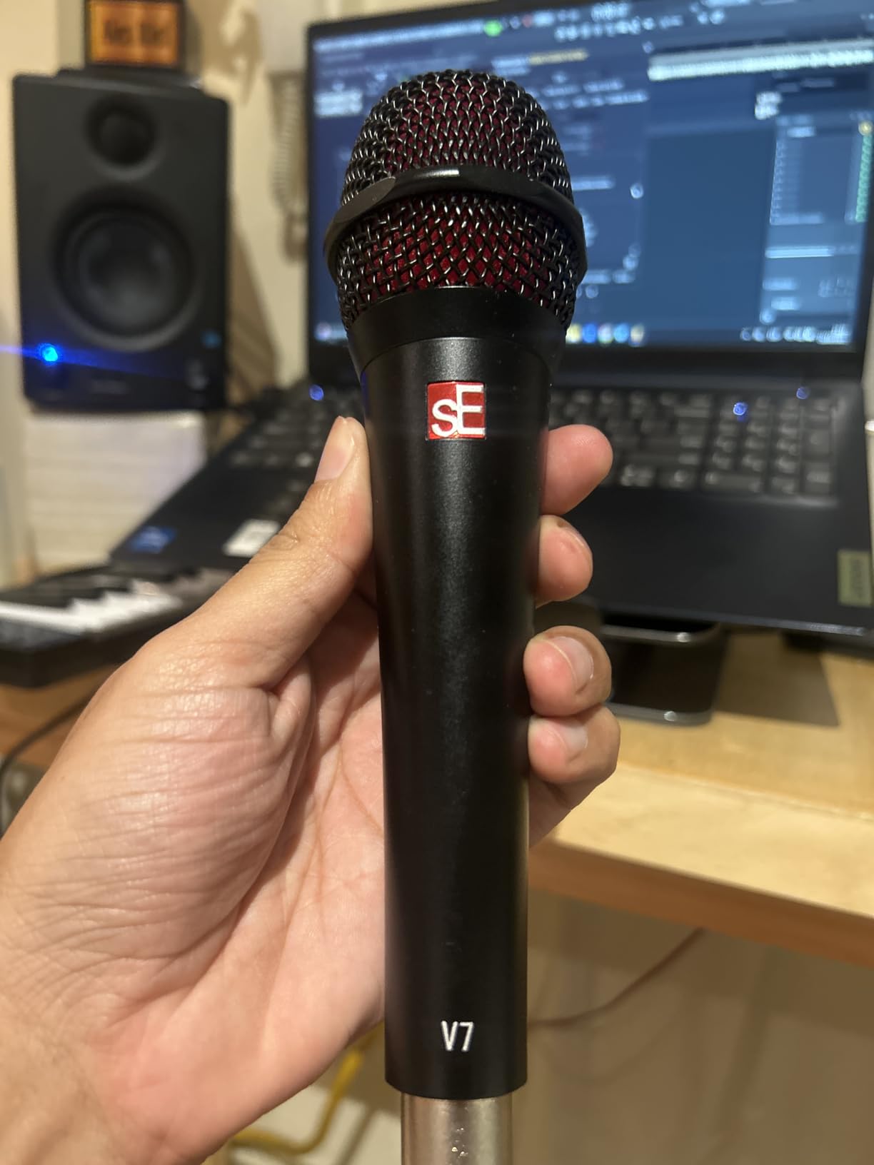 SE ELECTRONICS V7 Dynamic Microphone for Singing, Speech & Studio Recording - XLR Handheld Professional Microphone with Supercardioid Aluminum Voice Coil for Huge Gain Before Feedback - Black customer photo 1