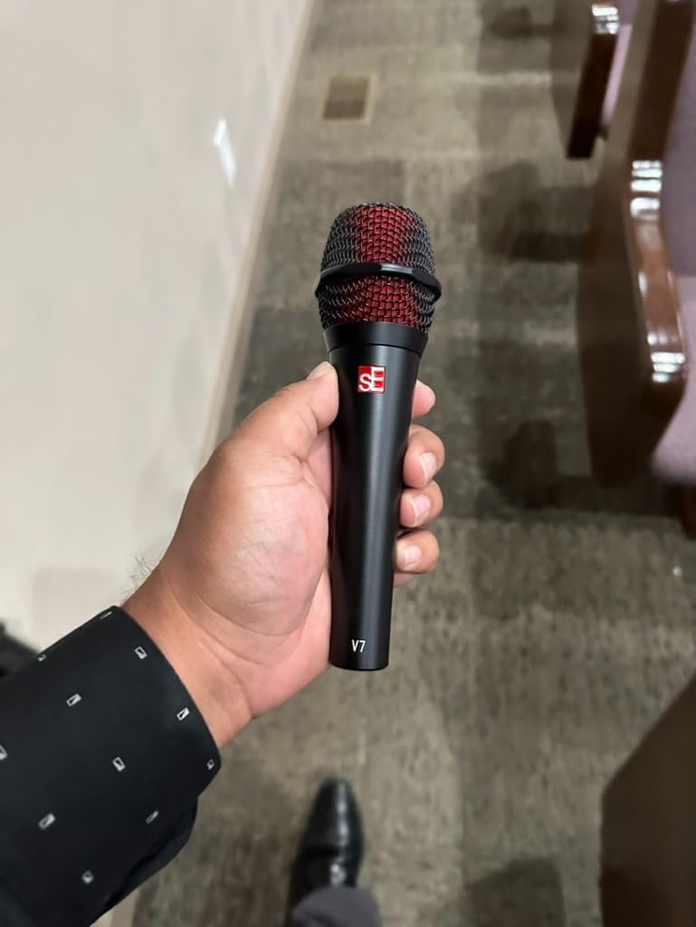 SE ELECTRONICS V7 Dynamic Microphone for Singing, Speech & Studio Recording - XLR Handheld Professional Microphone with Supercardioid Aluminum Voice Coil for Huge Gain Before Feedback - Black customer photo 2