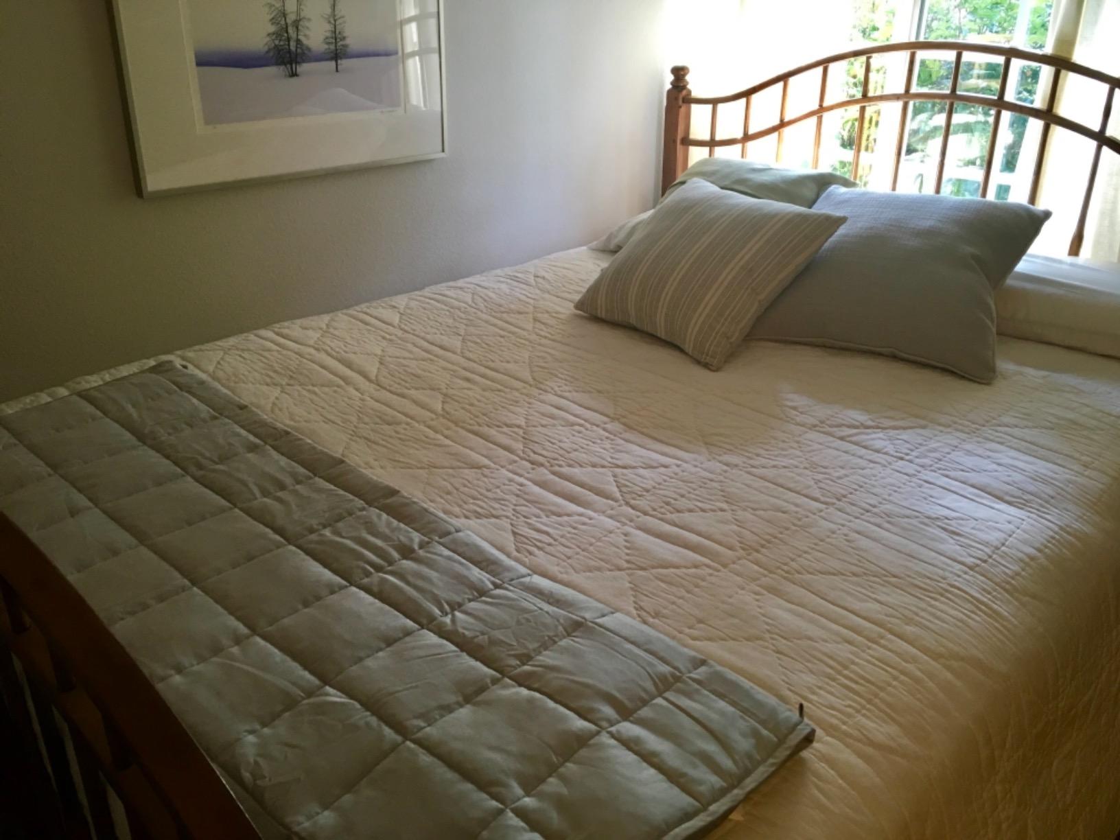 YnM Exclusive Cooling Weighted Blanket with Bamboo Viscose, Smallest Compartments with Glass Beads, Bed Blanket for One Person of 140lbs, Ideal for Twin/Full Bed (48x72 Inches, 15 Pounds, Light Grey) customer photo 2