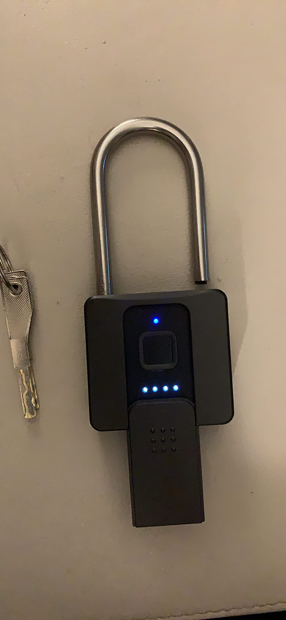 Fingerprint Gate Lock, 2.7'' Long Shackle Heavy Duty Smart Padlock with Key Fingerprint Bluetooth, Waterproof Biometric Keyless Gate Lock for Outdoor Fence Shed Yard Storage Door customer photo 2