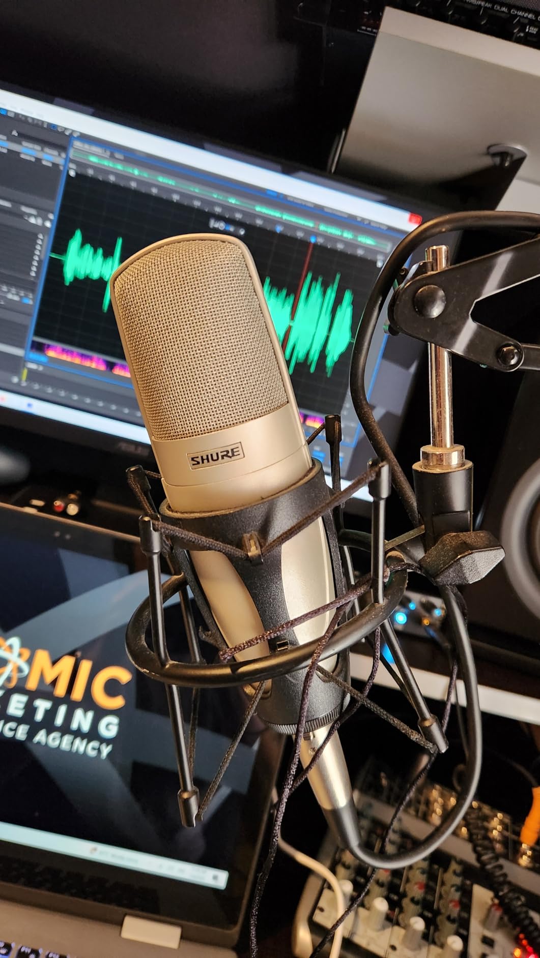 Microphone Wind Shield Pop Filter Microphone Isolation Ball, Acoustic Filter for Record Studios Mic, Sound-Absorbing Foam Five-sided Seal Design to Effectively Reduces Noise and Reflections customer photo 1