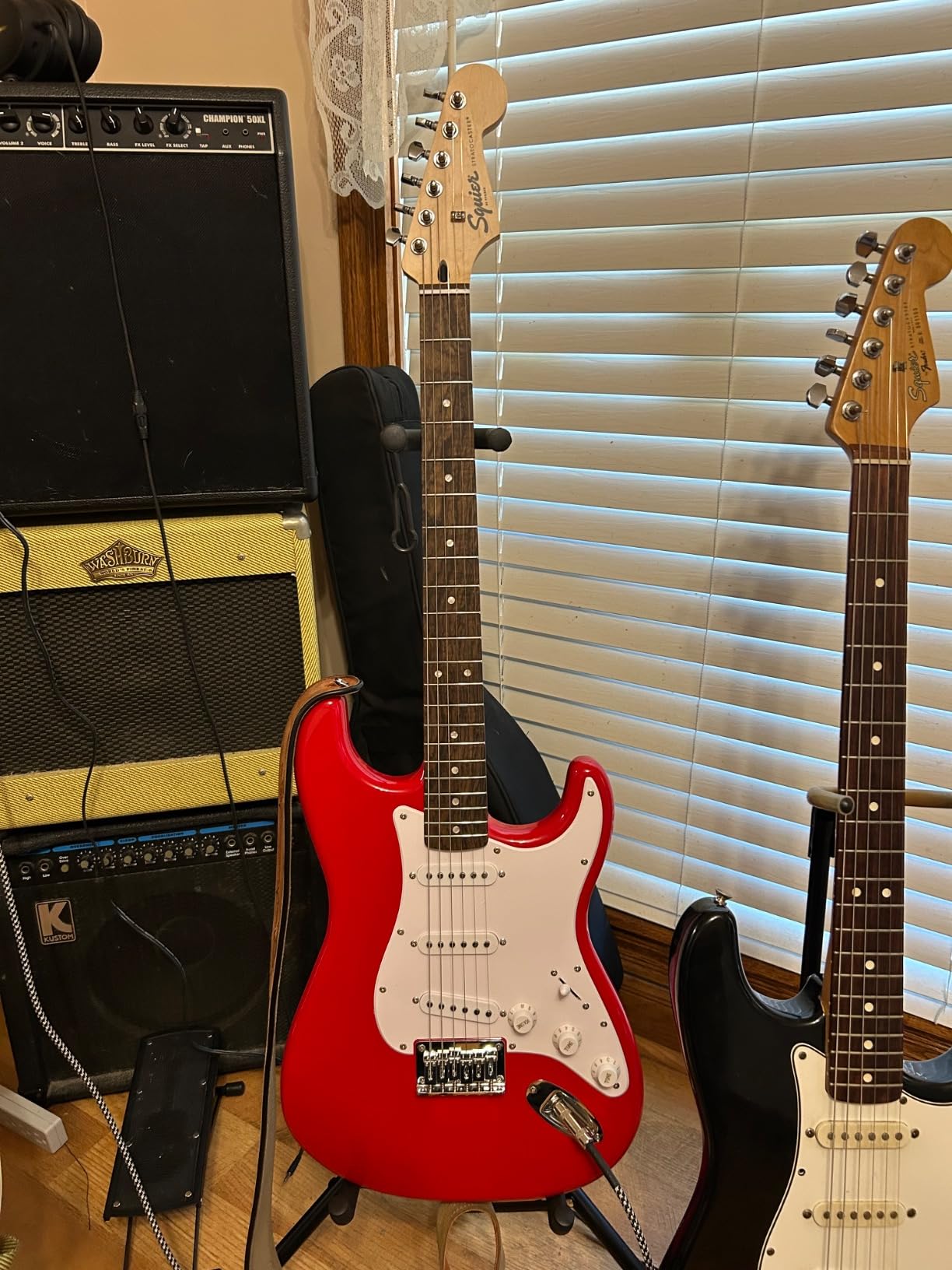 Fender Squier Sonic Stratocaster Left-Handed - Black Bundle with Frontman 10G Amp, Cable,Tuner, Strap, Picks, and Austin Bazaar Guitar DVD customer photo 2