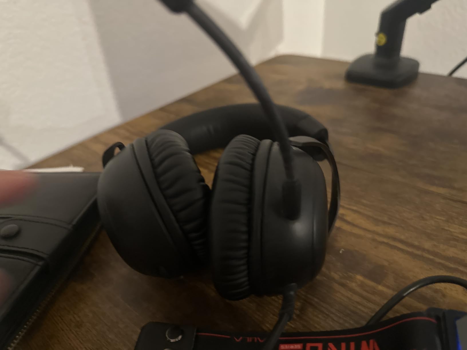 HyperX Cloud III – Wired Gaming Headset, PC, PS5, Xbox Series X|S, Angled 53mm Drivers, Spatial Audio, Memory Foam, Durable Frame, Ultra-Clear 10mm Mic, USB-C, USB-A, 3.5mm – Black/Red customer photo 2