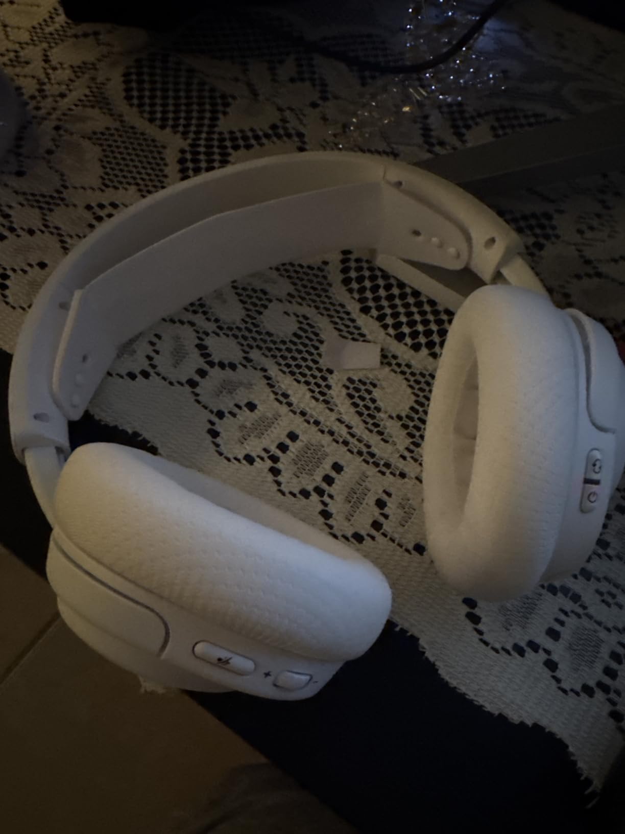 SteelSeries Arctis Nova 5P Wireless Multi-System Gaming Headset — White — Neodymium Magnetic Drivers — 100+ Audio Presets — 60 HR Battery — 2.4GHz or BT — Gen2.X Mic — PS5, PS4, PC, Switch, Mobile customer photo 1
