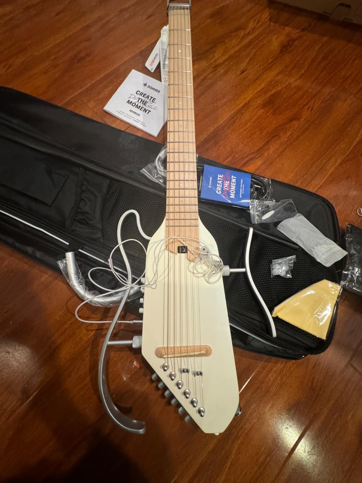 Donner HUSH I PRO Acoustic Electric Travel Guitar (Sunburst) customer photo 2