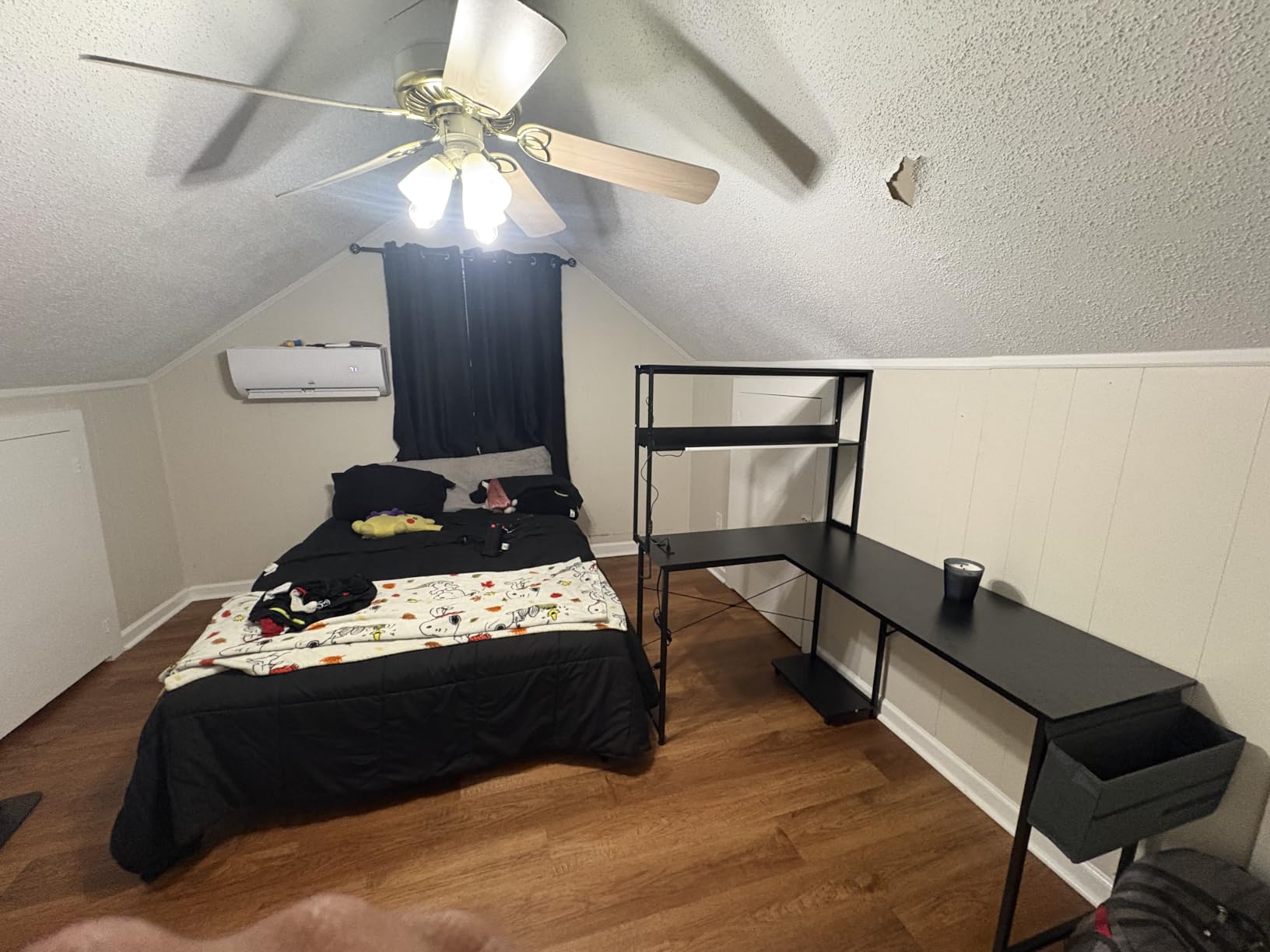 Casaottima L Shaped Gaming Desk with Hutch & Power Outlet & LED Lights customer photo 1