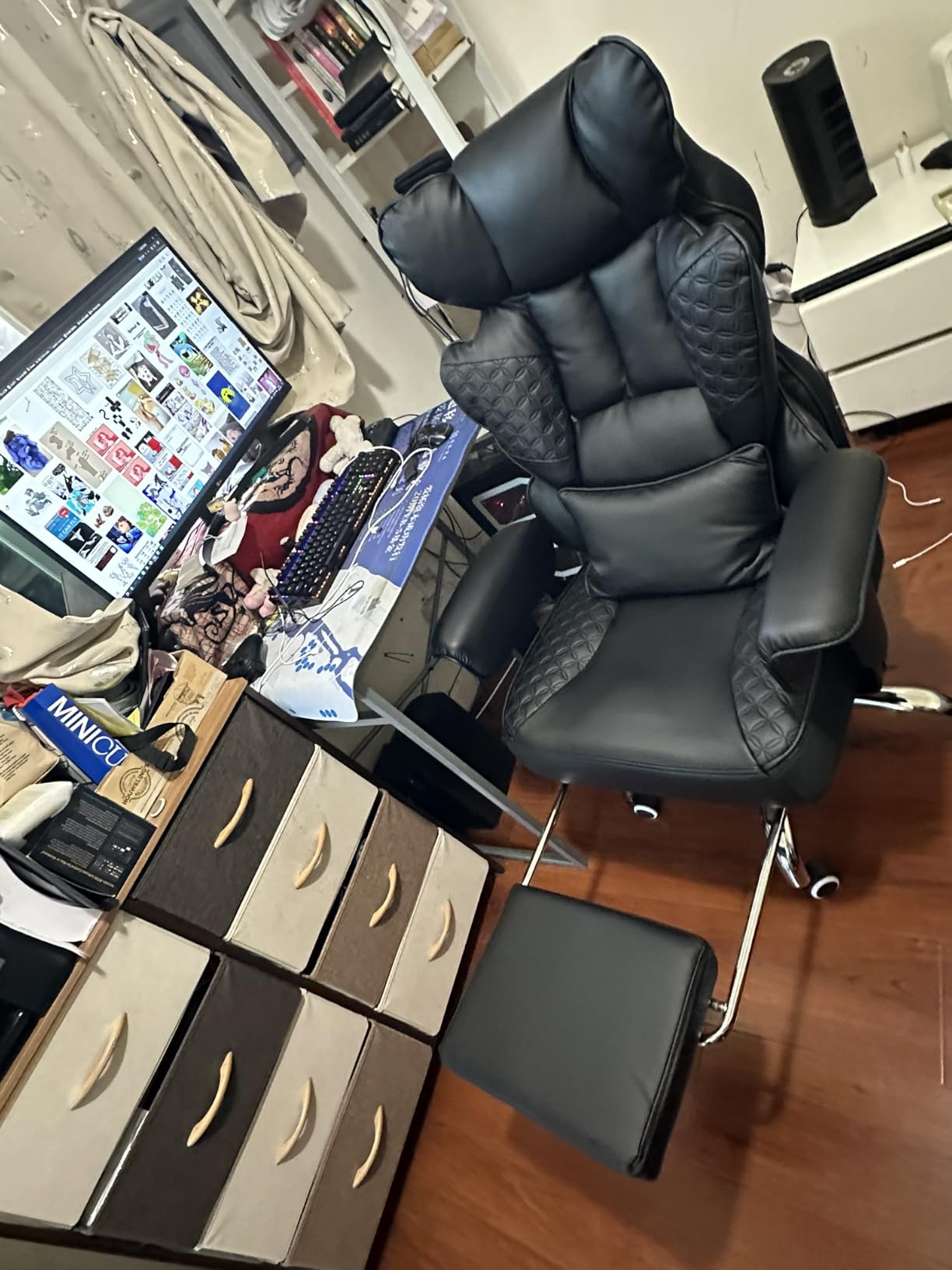COMHOMA Big and Tall Office Chair Heavy Duty Wide Ergonomic Gaming Chair with Deluxe Embossing Designed Leather with Foot Rest, 145°Reclining Adjustable Armrests Pocket Spring Back Support and Pillow customer photo 1