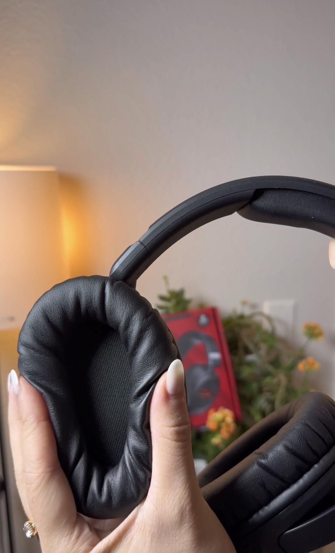 HyperX Cloud Flight 2 – Wireless Gaming Headset, Customizable RGB Lighting with Removable Earcup Plates, up to 100 Hours of Battery Life, 2.4GHz & Bluetooth, Multi-Platform Compatibility - Black customer photo 1