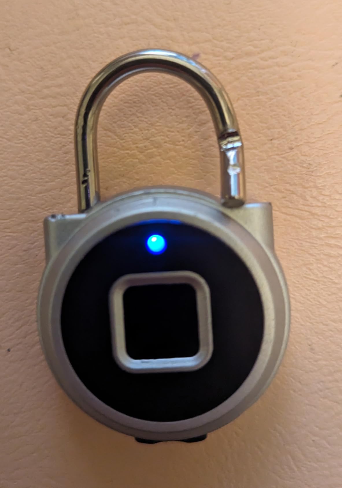 eLinkSmart Long Shackle Padlock, Fingerprint Locker Lock for Fence Gate customer photo 2
